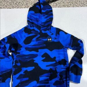 Boys size m Under Armour Kids Blue Camo Hoodie
